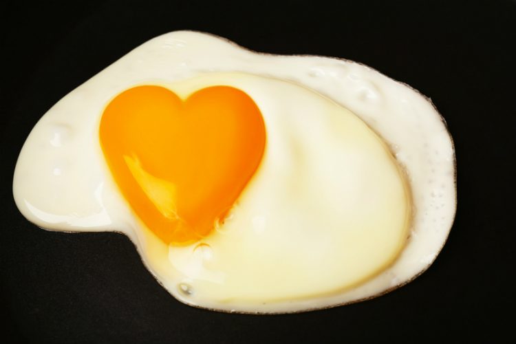 Ăn sống lòng trắng trứng gà lợi hay hại?